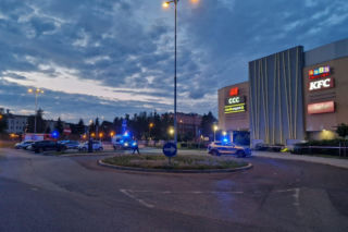 Niewybuchy w koszu i na trawniku pod galerią. Nocna akcja służb 