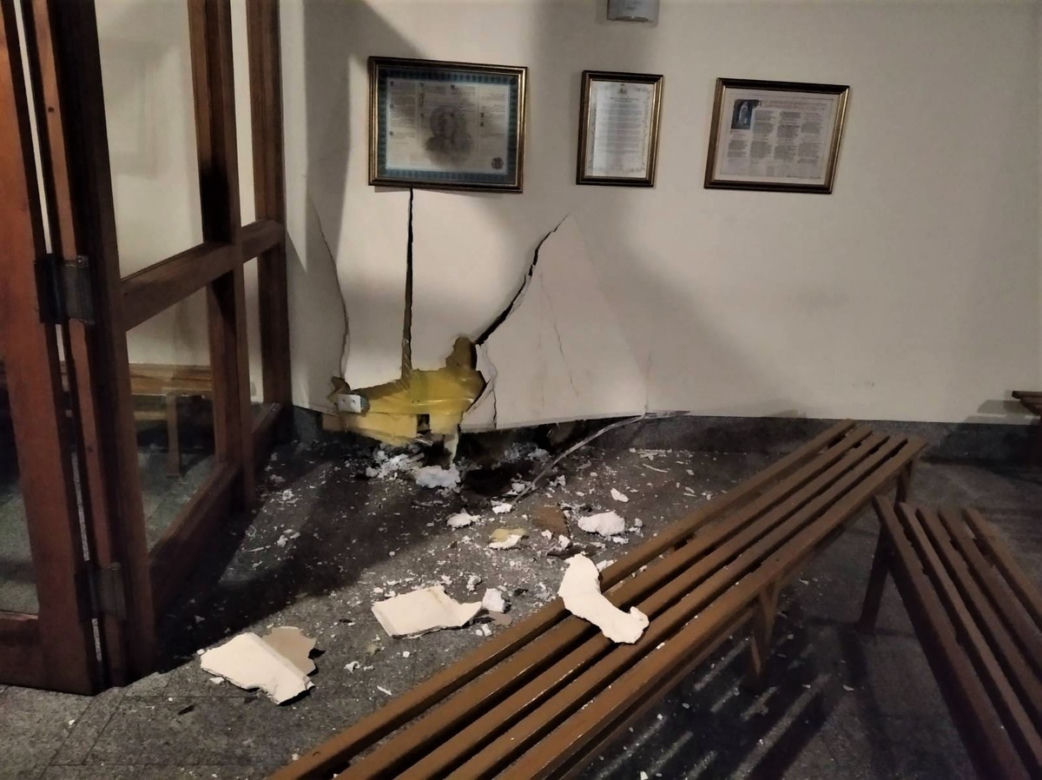 Mieszkaniec Siechnic wjechał autem w lokalny kościół! Tłumaczył, że ma problemy osobiste [ZDJĘCIA]