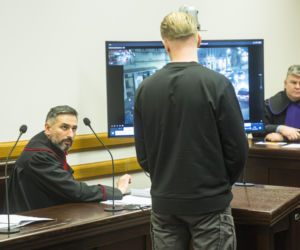 Co widać na nagraniu ataku nożem na Nowym Świecie? Sąd odtworzył szokujący materiał