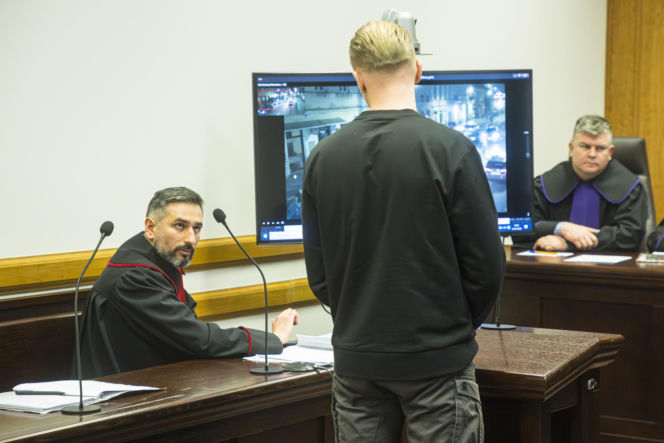 Co widać na nagraniu ataku nożem na Nowym Świecie? Sąd odtworzył szokujący materiał