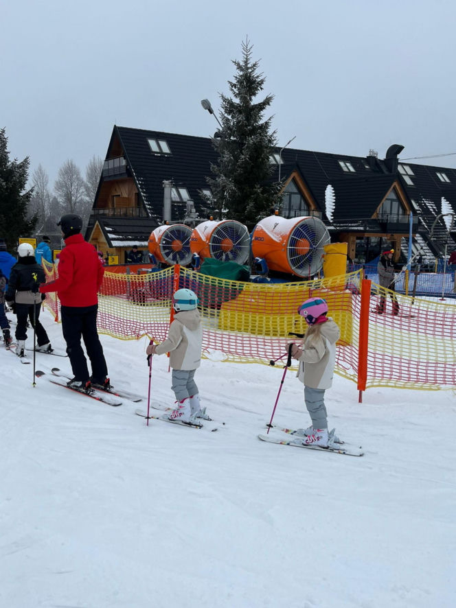 Kosiniak-Kamysz uczy dzieci szusować