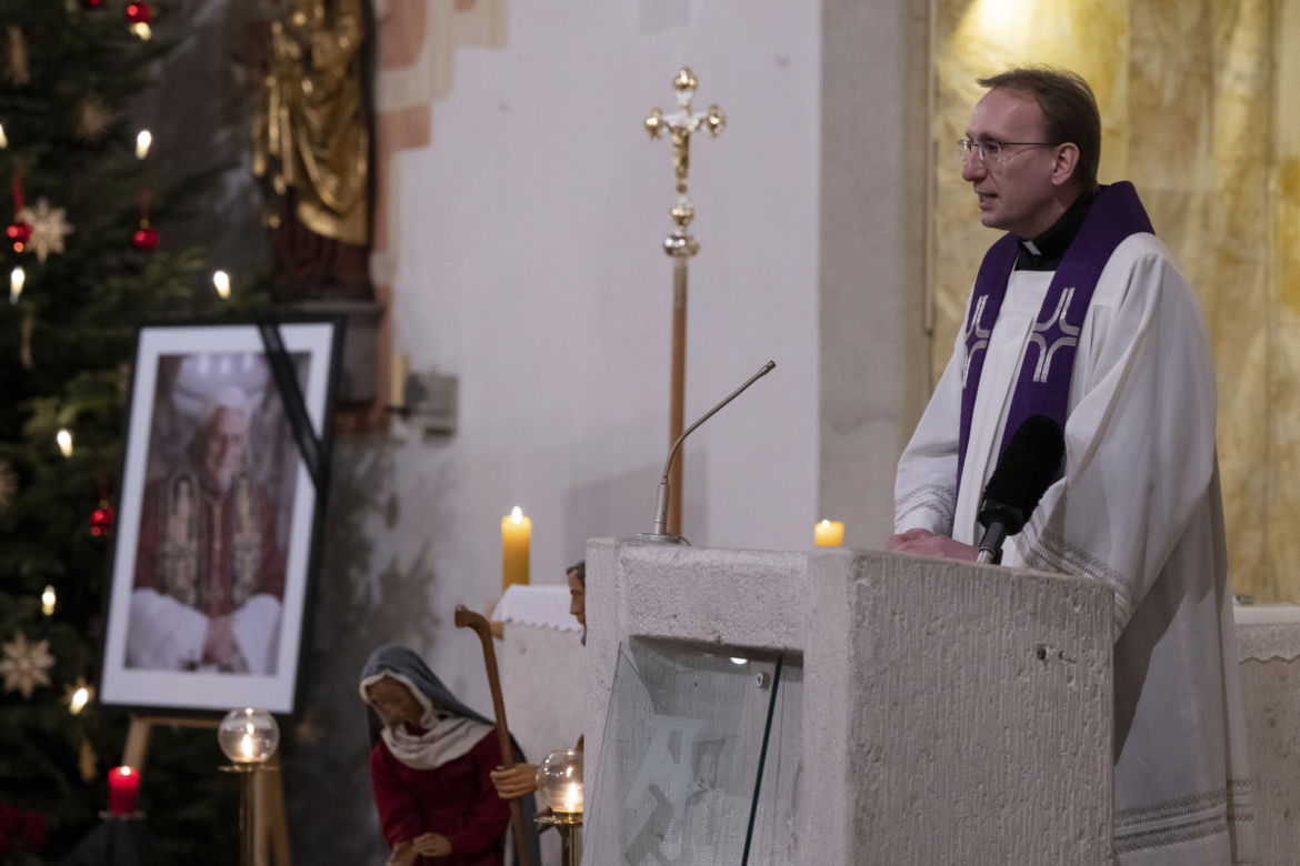 Ciało Benedykta XVI wystawione na widok publiczny! Oto zdjęcia z bazyliki