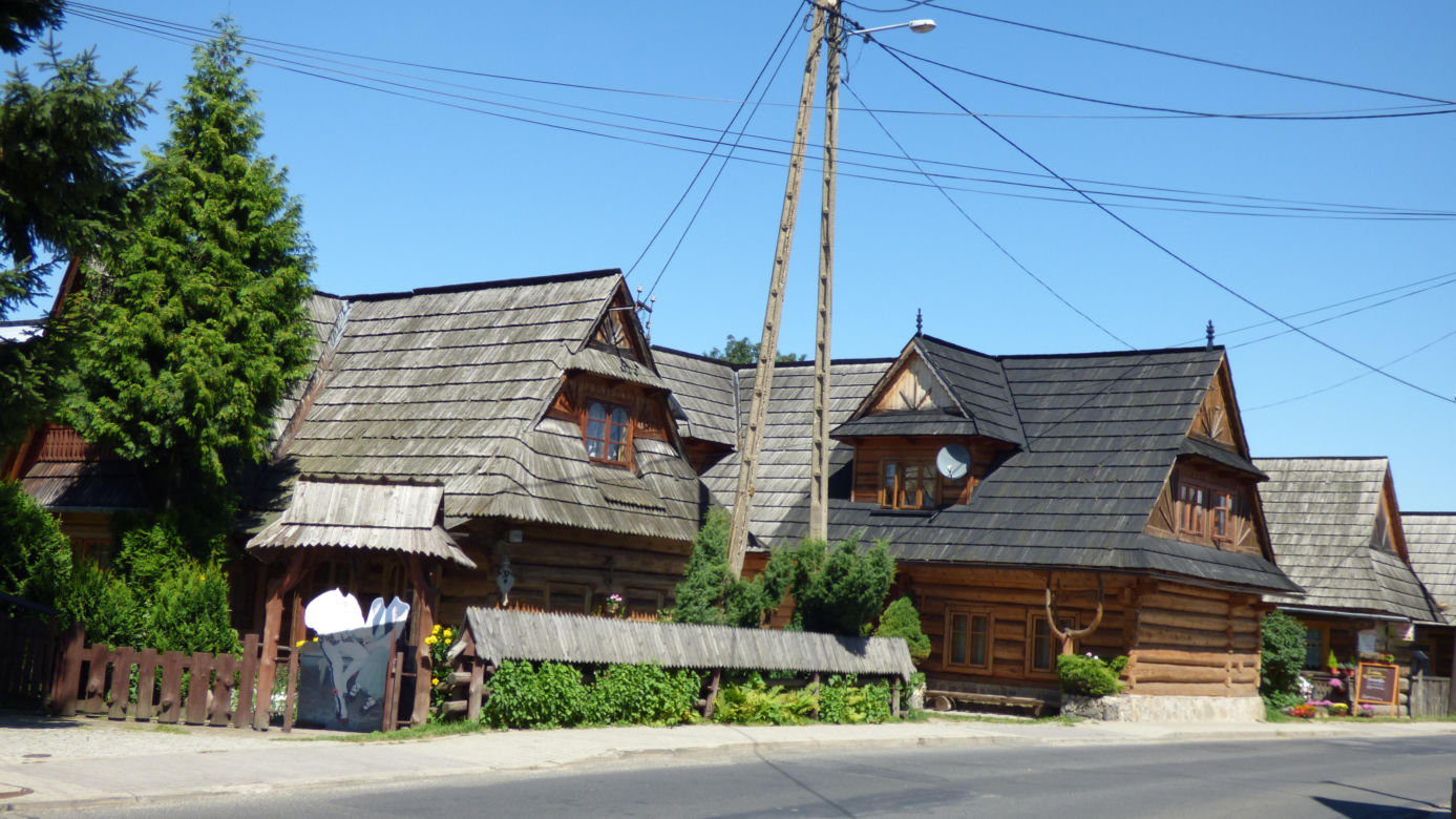 Ta małopolska wieś to żywy skansen. Kilkuset letnie chałupy wciąż zamieszkują mieszkańcy
