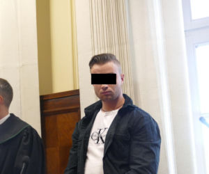 Wypchnął Olę z okna, bo nie chciała do niego wrócić. Drzewa uratowały jej życie