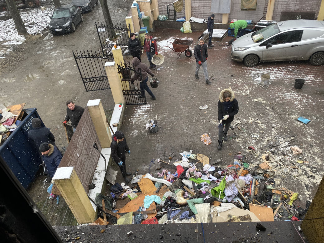 W ogniu stracili wszystko. "Wyniosłem córkę na rękach do żony na balkon, sam wyskoczyłem przez okno"
