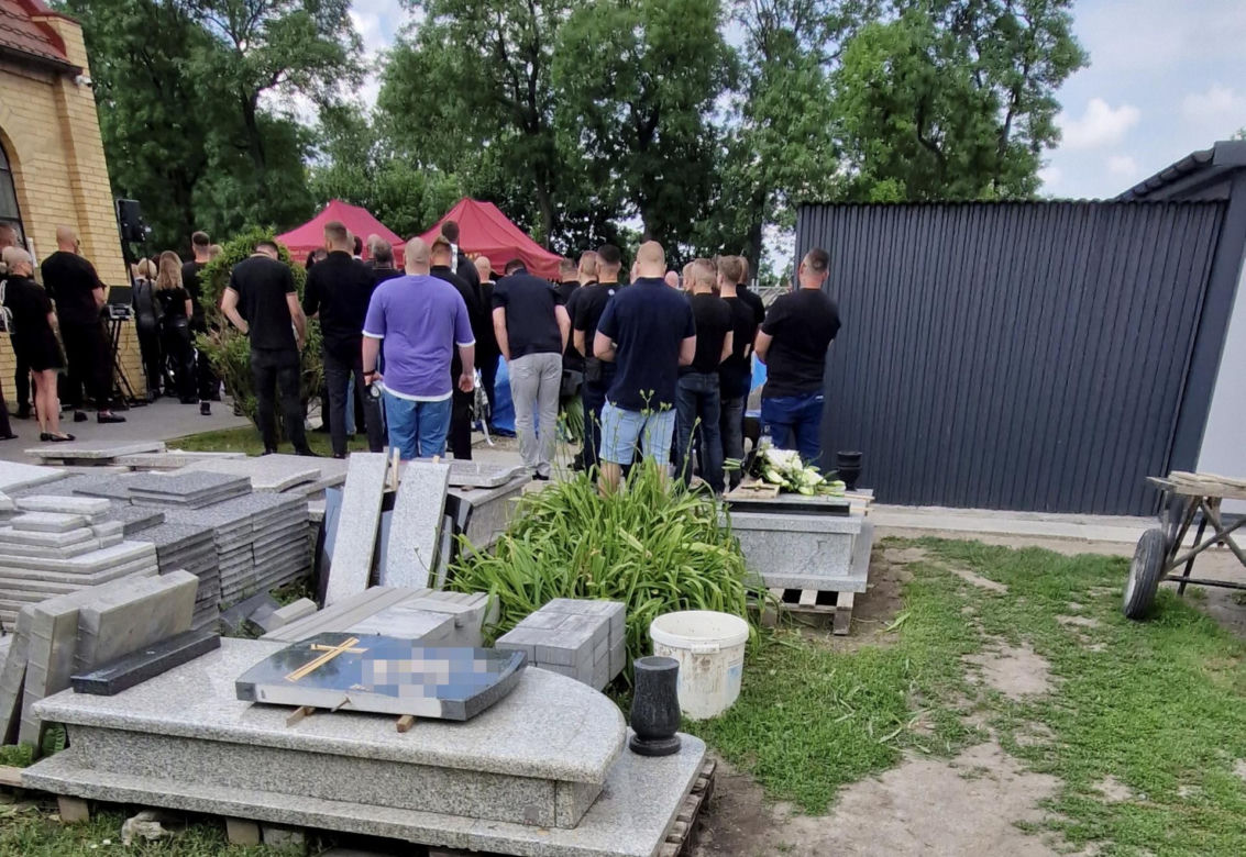Przejmujący pogrzeb Michała w Inowrocławiu. Bliscy pożegnali 27-latka, który zmarł po policyjnej interwencji