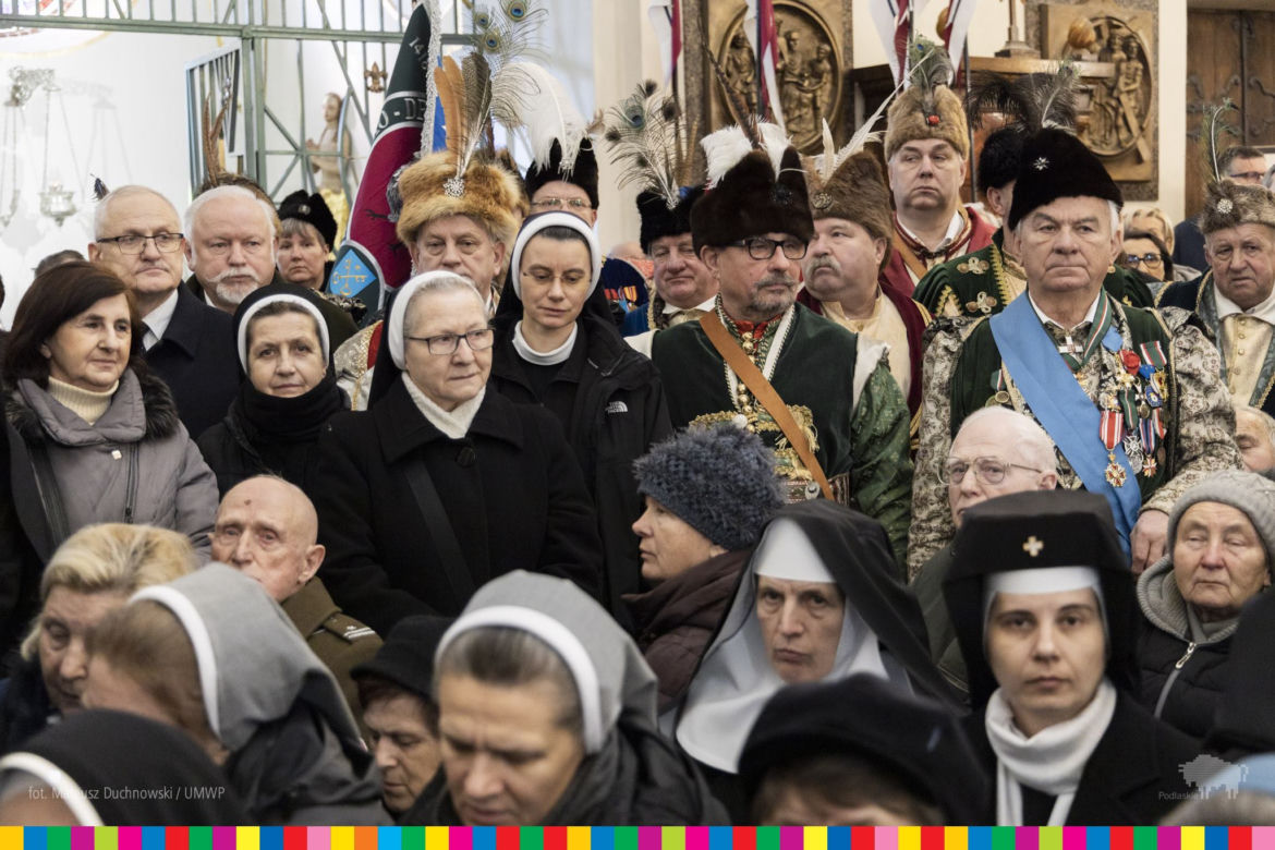 Łomża. Biskup Stanisław Stefanek pochowany. Żegnały go setki ludzi