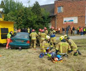 Drezyna uderzyła w samochód. Wielka akcja służb na przejeździe w Ostrowie [ZDJĘCIA]