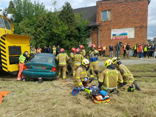 Drezyna uderzyła w samochód. Wielka akcja służb na przejeździe w Ostrowie [ZDJĘCIA]
