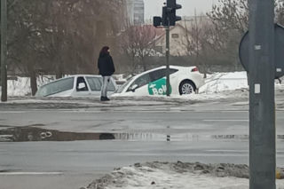 Kilkadziesiąt kolizji i wypadki. Gołoledź na podlaskich drogach