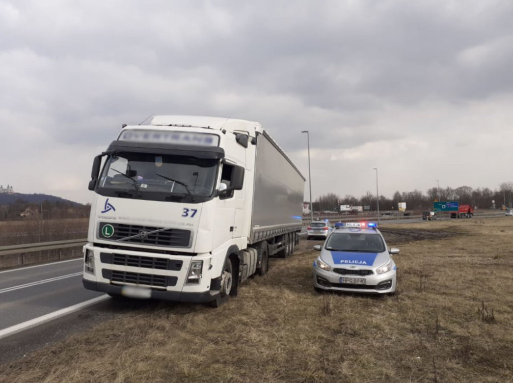 UKRAINIEC pił w trakcie jazdy! Jechał SLALOMEM po autostradzie! Miał ponad 3 promile alkoholu