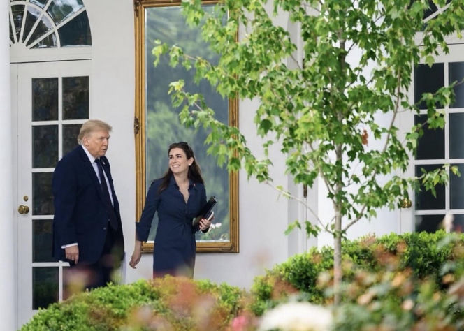 Trump obsypuje młode asystentki pieniędzmi! "Na Święta"
