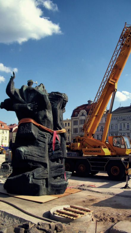 Pomnik na Starym Rynku w Bydgoszczy przeniesiony na nowe miejsce [ZDJĘCIA, WIDEO]