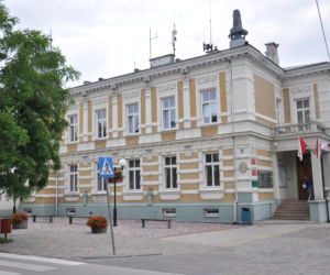 Mieli dostać premie, ale pieniędzy może nie być. Reforma stażu pracy uderza w urzędy 