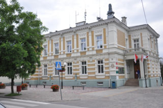 Mieli dostać premie, ale pieniędzy może nie być. Reforma stażu pracy uderza w urzędy 
