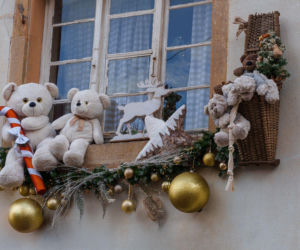 Zewnętrzne dekoracje okien na Boże Narodzenie