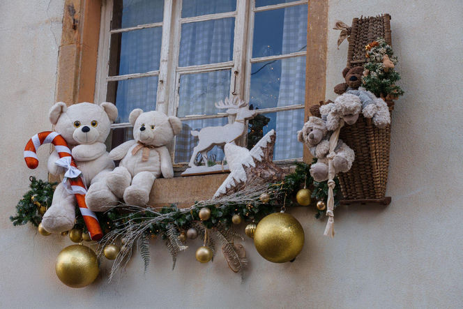 Zewnętrzne dekoracje okien na Boże Narodzenie