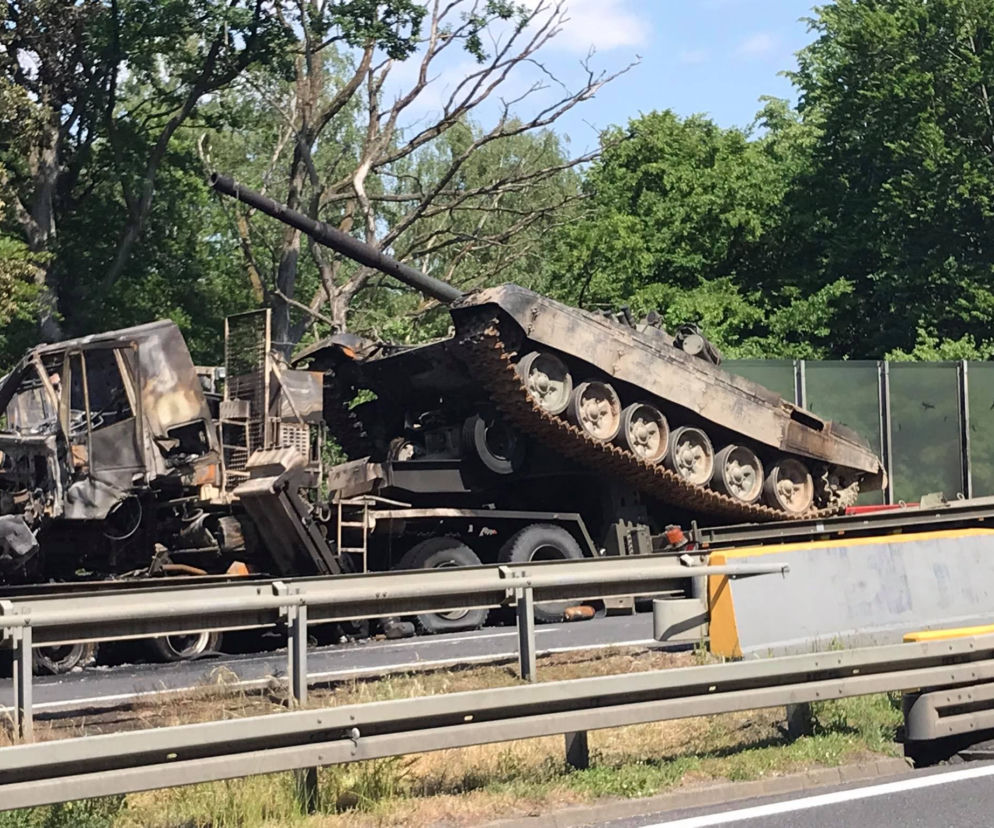 Szczecin. Zderzenie ciężarówek przewożących czołgi
