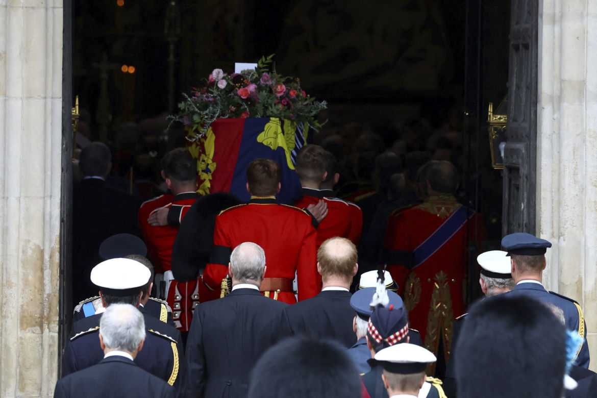 Trumna z Królową przybyła do Westminsteru