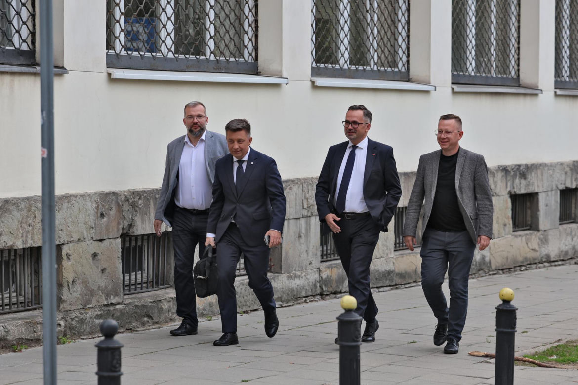 Zamiast na Nowogrodzkiej, Morawiecki i jego stronnicy spotkali się przy Konopnickiej. Były cukierki dla dziennikarzy