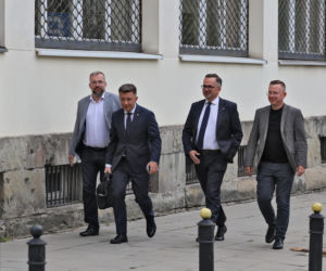 Zamiast na Nowogrodzkiej, Morawiecki i jego stronnicy spotkali się przy Konopnickiej. Były cukierki dla dziennikarzy