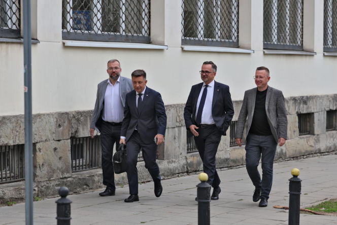 Zamiast na Nowogrodzkiej, Morawiecki i jego stronnicy spotkali się przy Konopnickiej. Były cukierki dla dziennikarzy