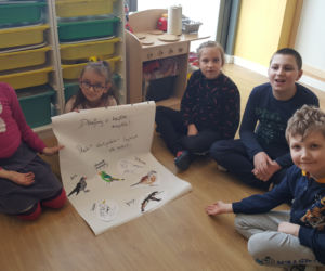 Dzieci z fundacji INKLUZJA budują domki dla ptaków