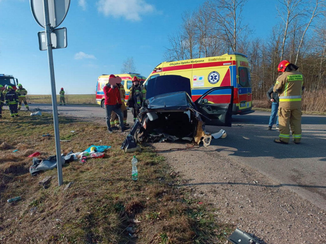Potworny wypadek pod Siedlcami. Auto rozpadło się na pół!