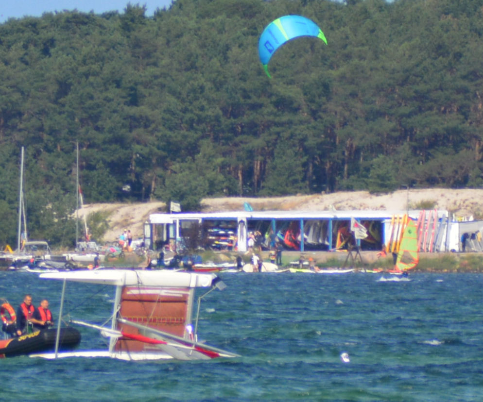 Przewrócony katamaran, jego załoga w wodzie. Pomogli strażnicy graniczni