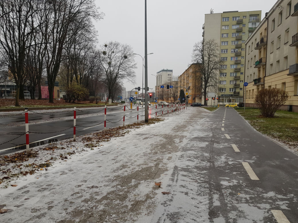 Gołoledź, marznące opady i oblodzone chodniki. Tak wyglądał poranek na drogach w Białymstoku