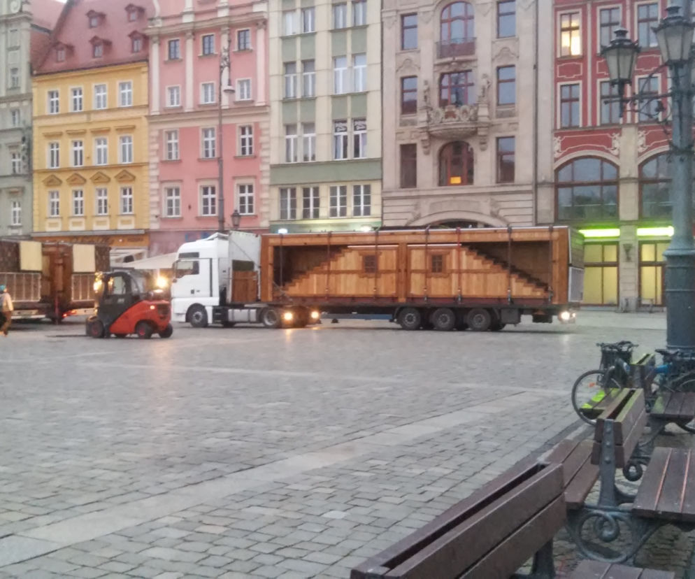 Montują Jarmark Bożonarodzeniowy na rynku