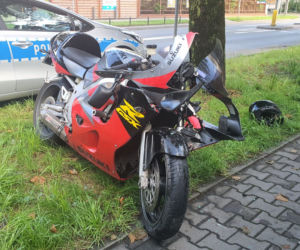 Pijany motocyklista uciekł policjantkom z radiowozu 