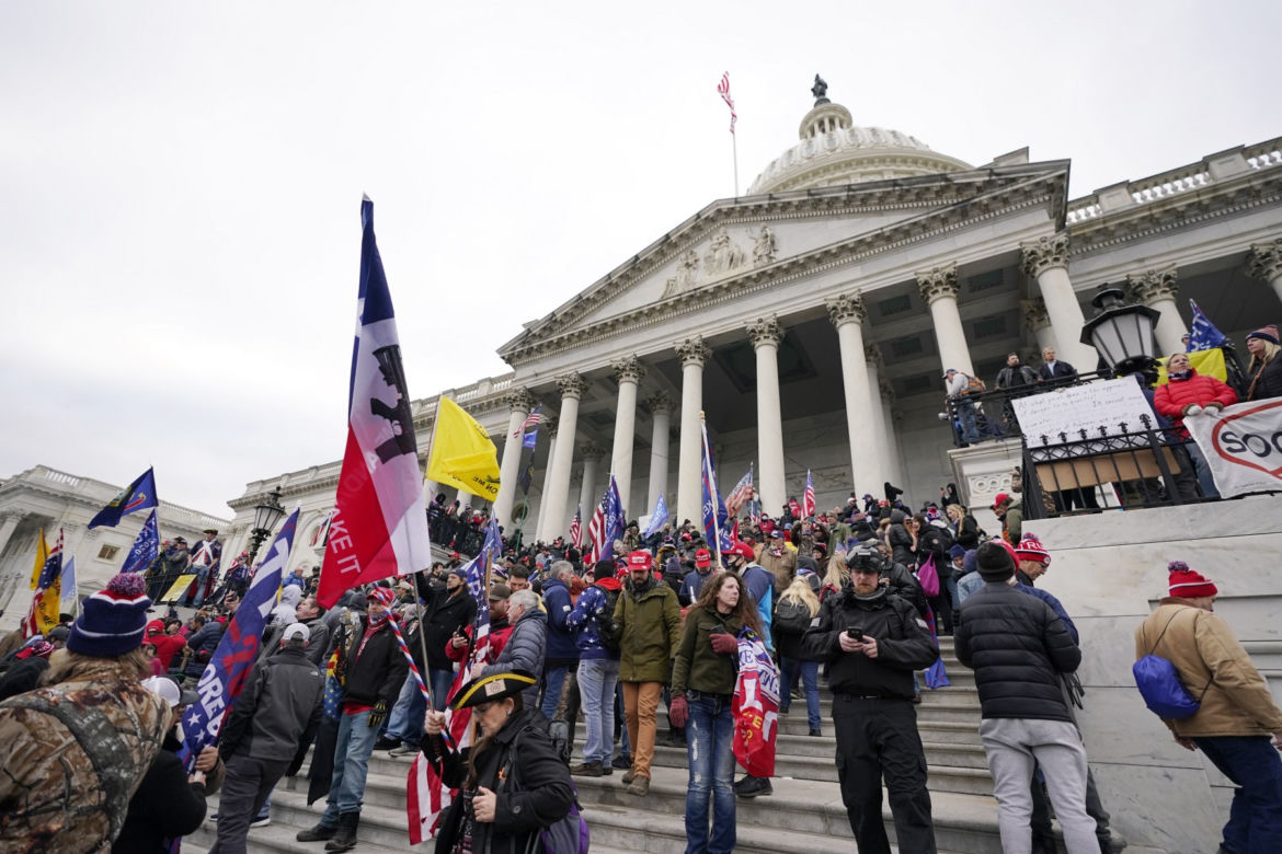 Rewolucja w USA! zwolennicy Trumpa odbili Kapitol, są OFIARY
