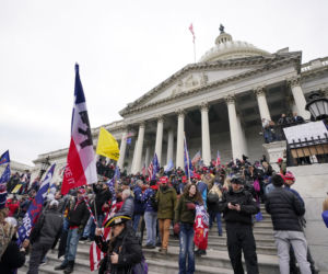 Rewolucja w USA! zwolennicy Trumpa odbili Kapitol, są OFIARY