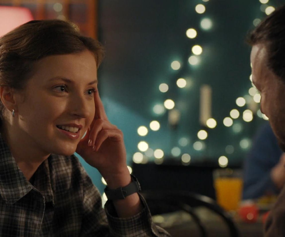 Uśmiechnięta Natalka (Dominika Suchecka) z serialu M jak miłość, ubrana w koszulę w kratę, podczas randki z Mikołajem Lipińskim (Mateusz Kościukiewicz). Patrzy na niego, podpierając głowę ręką. W tle widać dekoracyjne światełka. Więcej o ich randce w Super Seriale.