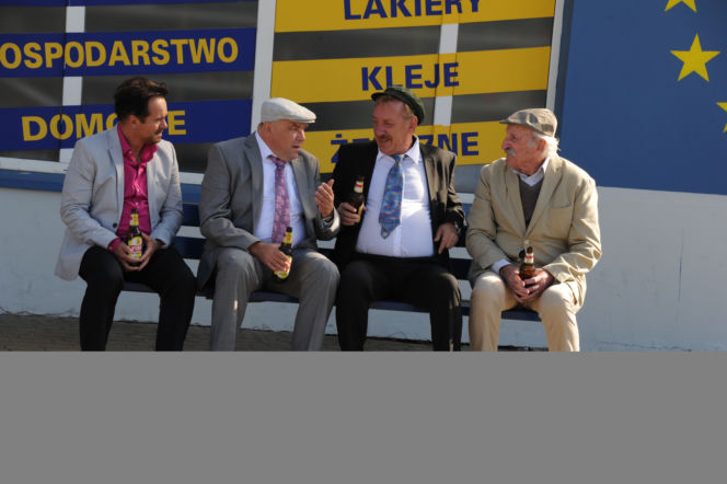 Ranczo 9 sezon odc. 117. Solejuk (Sylwester Maciejewski), Hadziuk (Bogdan Kalus), Stach Japycz (Franciszek Pieczka), Pietrek (Piotr Pręgowski)