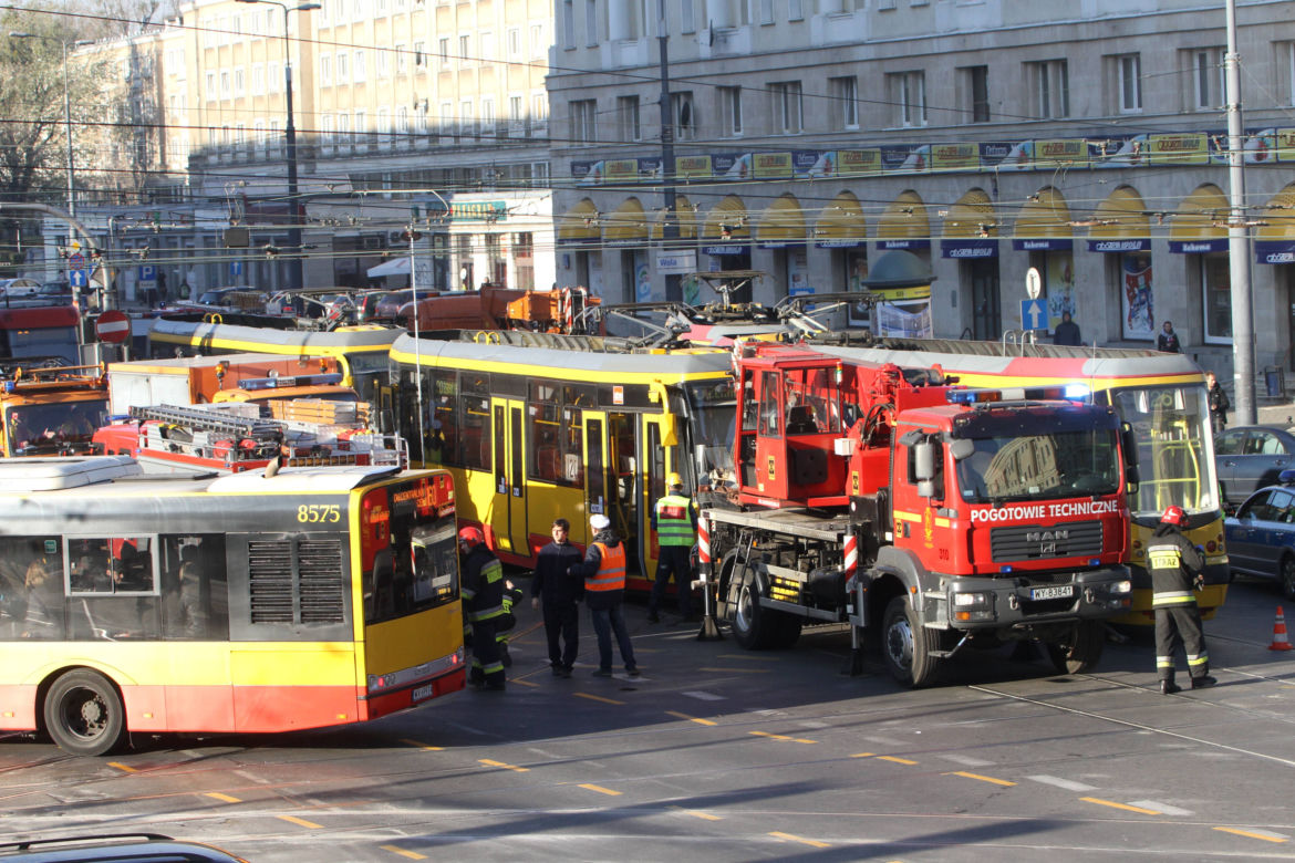 Warszawa zablokowana! Czołowe zderzenie tramwajów na skrzyżowaniu Solidarności i Jana Pawła przy kinie Femina