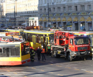 Warszawa zablokowana! Czołowe zderzenie tramwajów na skrzyżowaniu Solidarności i Jana Pawła przy kinie Femina