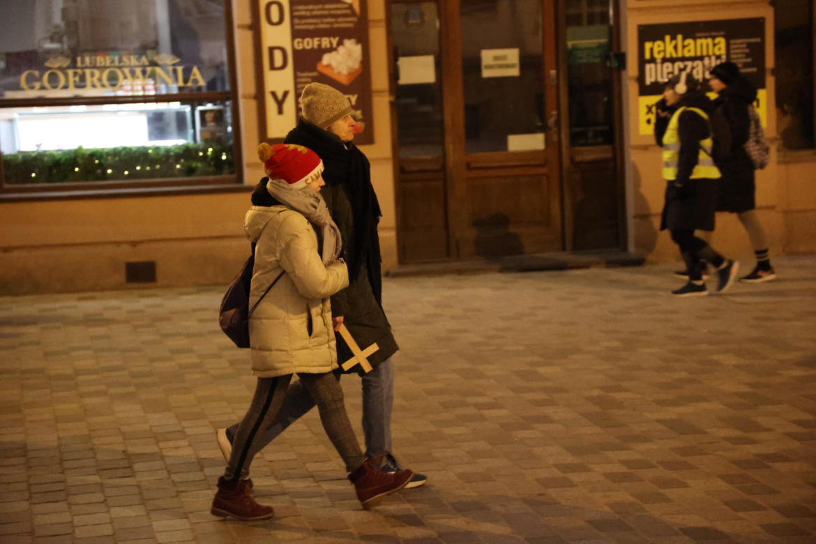 Kilka tysięcy osób w piątkowy wieczór wyruszyło z Lublina w 10. Ekstremalną Drogę Krzyżową