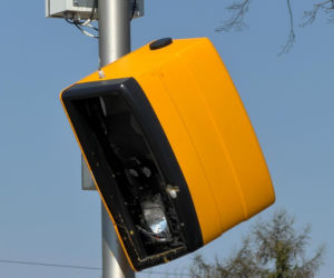 130 tys. zł na naprawy fotoradaru w Al. Jerozolimskich. Znowu został zniszczony. Monitoring nagrał wandala