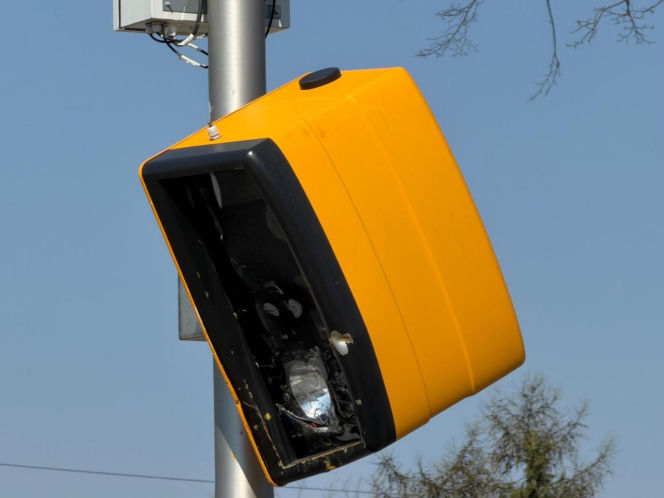 130 tys. zł na naprawy fotoradaru w Al. Jerozolimskich. Znowu został zniszczony. Monitoring nagrał wandala
