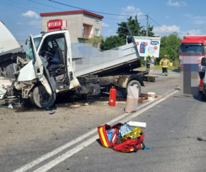 Wypadek na dk 79, zablokowana droga, są ranni
