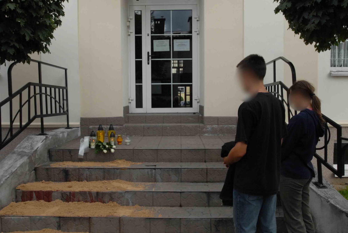Jedną ręką podawał kwiaty, drugą zadźgał ukochaną. Daria zginęła na schodach szkoły