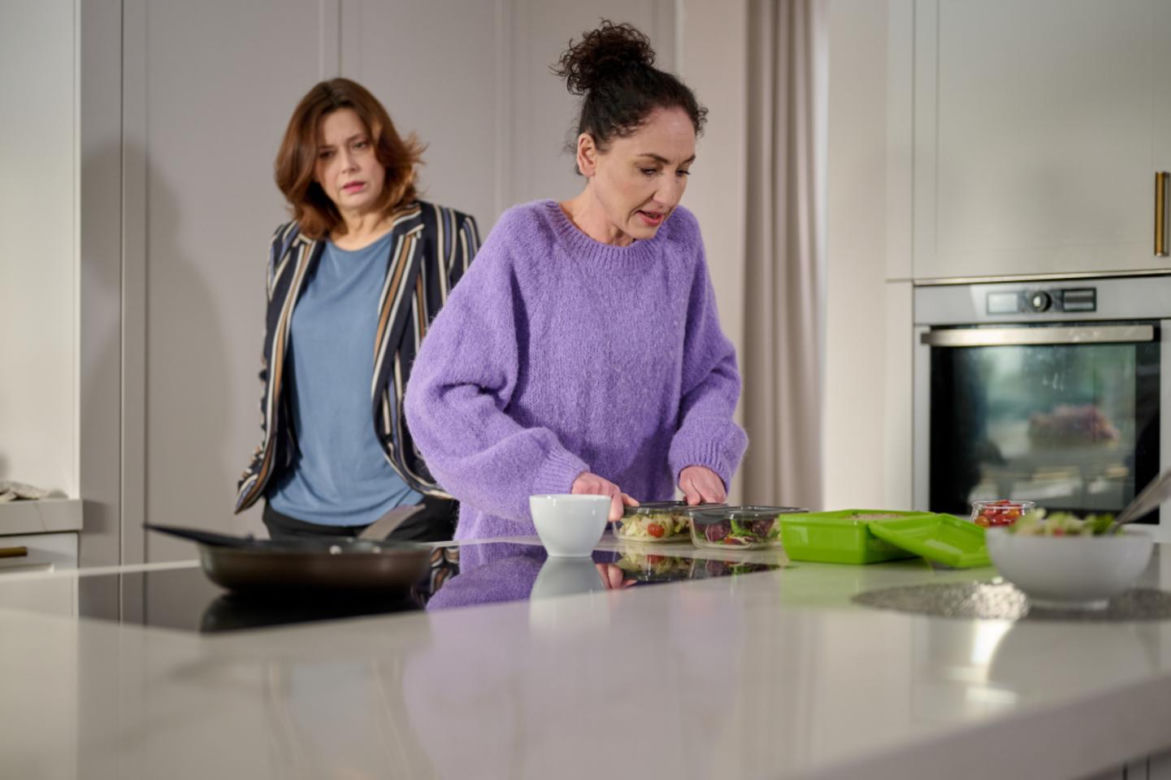 Na Wspólnej odc. 4002: Ada (Monika Obara), Weronika (Renata Dancewicz)