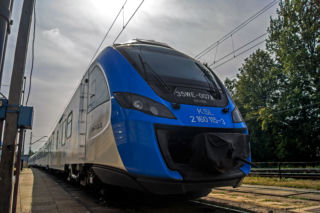 Niemowlę odjechało pociągiem! Matka z trójką dzieci została na peronie