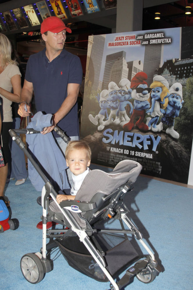 Anna Korcz z synkiem Jasiem i mężem Pawłem Pigoniem na premierze filmu Smerfy
