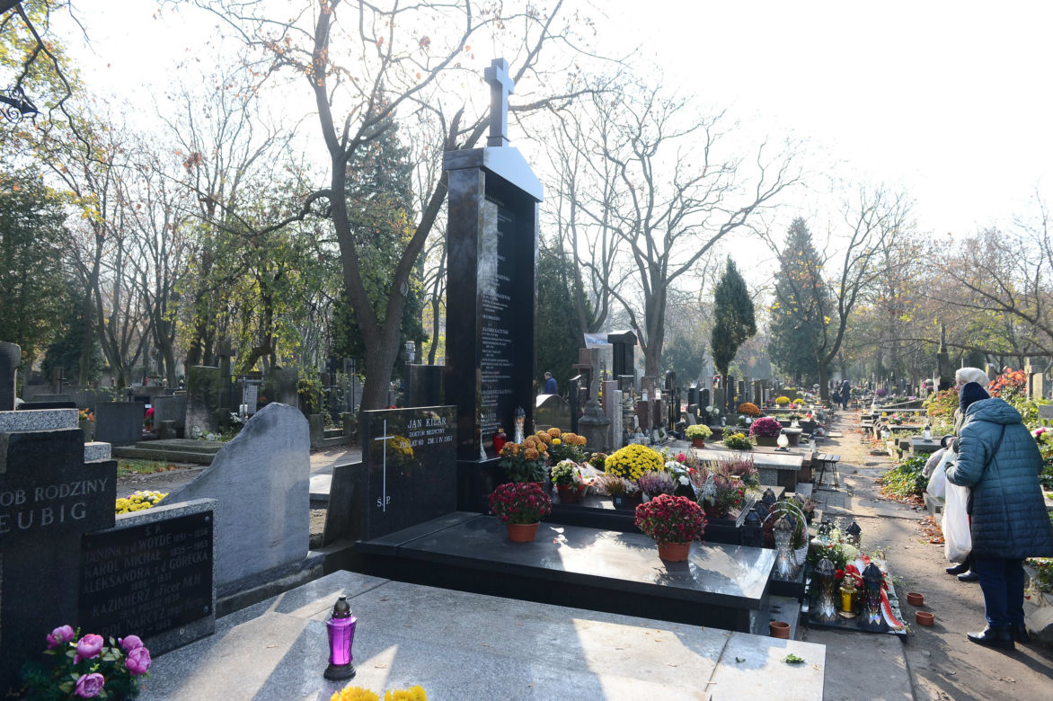 Tak wygląda grób ojca Kaczyńskich. Jest inny niż grób matki