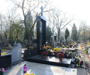 Tak wygląda grób ojca Kaczyńskich. Jest inny niż grób matki