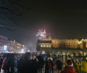 Tysiące ludzi bawiło się na Rynku w Krakowie, mimo iż miasto nie organizowało Sylwestra