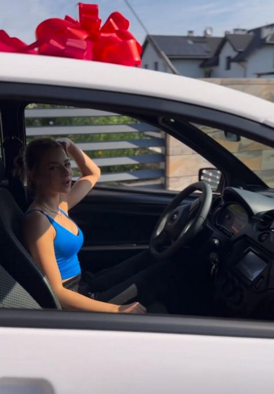 Gwiazdor "M jak miłość" kupił 14-letniej córce auto w prezencie. Internauci przypomnieli mu syna Sylwii Peretti